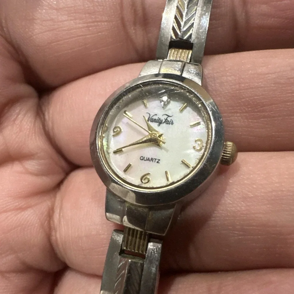 Working Vintage Ladies Vanity Fair Watch 20mm Quartz MOP Fit 6.5in Steel Band‎